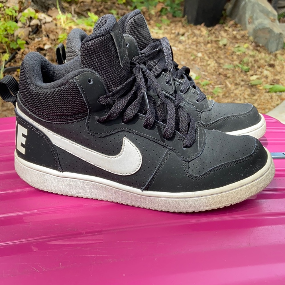 Nike court borough mids
